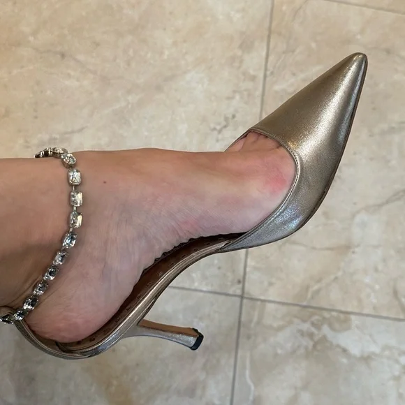 Manolo Blahnik aged gold pumps - Picture 6 of 8